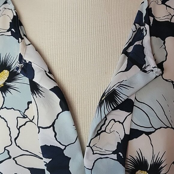 ANN TAYLOR FACTORY Blue Floral Pleated Keyhole Cap Sleeve Shell Office Top L - Picture 4 of 8